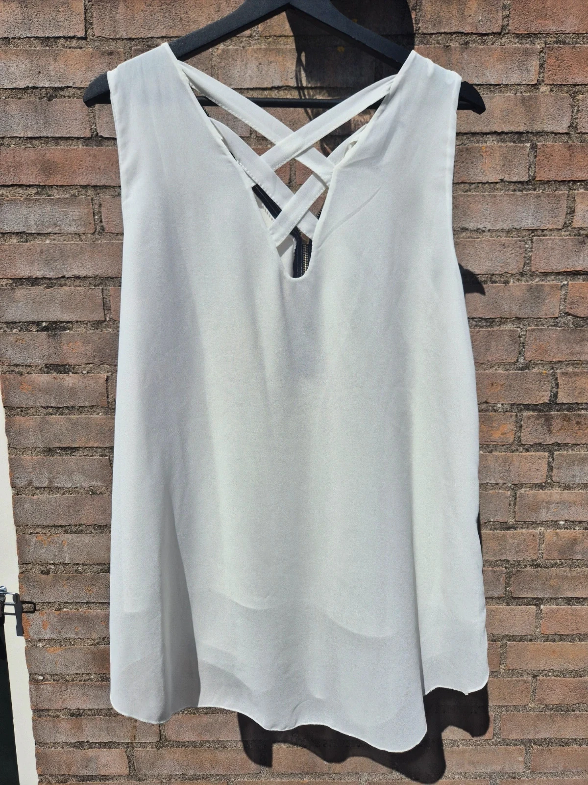 Witte top met ritsdetail en gekruiste bandjes – maat XL – photo 3